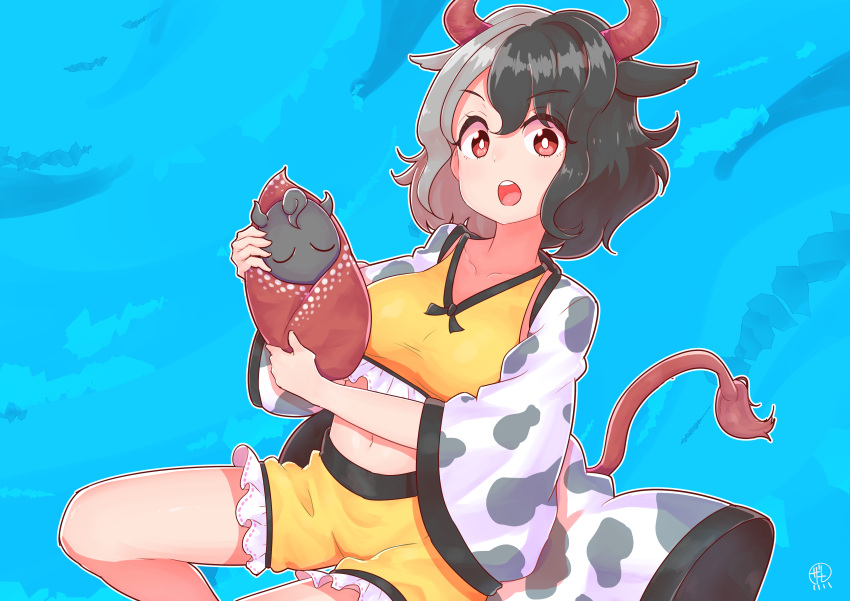 abstract_background absurdres animal_print arms_up black_hair blue_background bright_pupils collarbone commentary cow_girl cow_horns cow_print cow_tail crop_top eyebrows_visible_through_hair feet_out_of_frame grey_hair hair_between_eyes haori highres holding horns japanese_clothes looking_at_viewer midriff multicolored_hair navel open_mouth red_eyes shirt short_hair shorts signature sitting statue tail touhou two-tone_hair upper_teeth ushizaki_urumi white_pupils yellow_shirt yellow_shorts zanasta0810