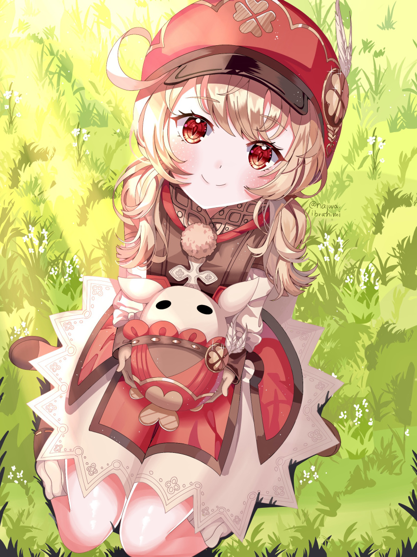 1girl absurdres ahoge animal blonde_hair boots day eyelashes flower genshin_impact grass hat hat_feather highres holding holding_animal jumpy_dumpty klee_(genshin_impact) knees leather leather_boots long_hair looking_at_viewer low_twintails messy_hair najwa_ibrahimi outdoors red_eyes sitting smile solo sunlight twintails twitter_username wariza