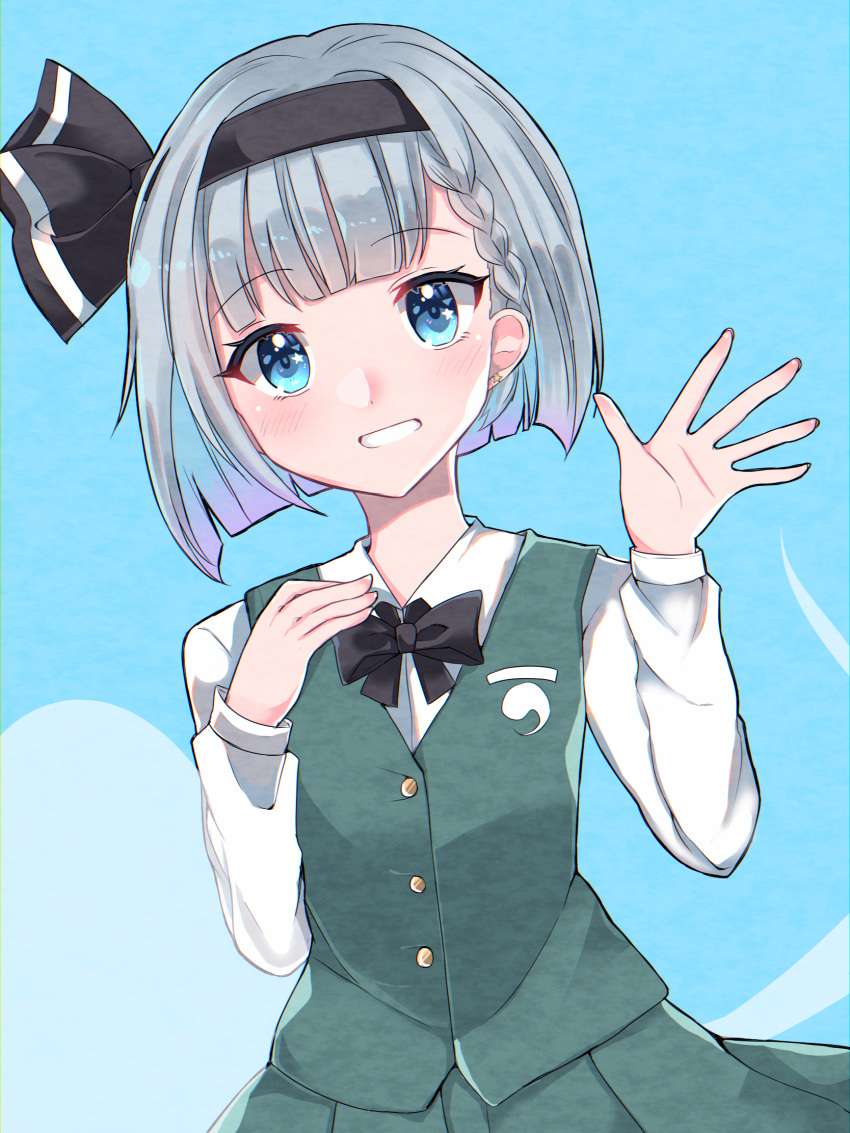 1girl alternate_hairstyle black_hairband blue_background bow bowtie braid earrings eyebrows_visible_through_hair green_skirt green_vest grin hair_ribbon hairband hand_on_own_chest highres hitodama jewelry konpaku_youmu konpaku_youmu_(ghost) looking_at_viewer ribbon riruku shirt short_hair silver_hair simple_background single_braid skirt smile star-shaped_pupils star_(symbol) star_earrings symbol-shaped_pupils touhou vest waving white_shirt