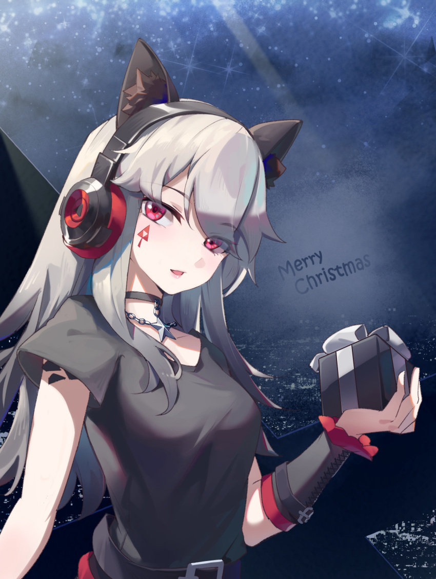 1girl absurdres animal_ears arknights arm_up bangs black_choker black_shirt box breasts choker eyebrows_visible_through_hair facepaint fox_ears frostleaf_(arknights) gift gift_box headphones highres holding holding_gift ling_huanxiang long_hair looking_at_viewer medium_breasts merry_christmas night night_sky open_mouth oripathy_lesion_(arknights) red_eyes shirt short_sleeves silver_hair sky solo