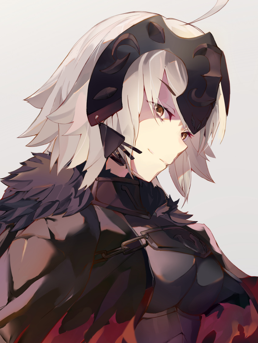 1girl absurdres ahoge armor breasts chain eyebrows_visible_through_hair fate/grand_order fate_(series) fur_trim grey_hair headpiece highres jeanne_d'arc_(alter)_(fate) jeanne_d'arc_(fate)_(all) large_breasts looking_at_viewer same_(sendai623) short_hair simple_background smile solo upper_body yellow_eyes