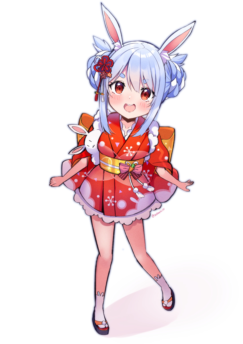 1girl :d animal_ear_fluff animal_ears artist_name back_bow bangs blue_hair blush bow braid braided_bun breasts commentary_request don-chan_(usada_pekora) eyebrows_visible_through_hair full_body hair_between_eyes highres hololive japanese_clothes kimono long_hair looking_at_viewer medium_breasts multicolored_hair open_mouth orange_bow orange_eyes rabbit_ears red_footwear red_kimono round_teeth sandals sasha_chii short_sleeves sidelocks simple_background sleeves_past_elbows smile solo standing tabi teeth thick_eyebrows two-tone_hair usada_pekora v-shaped_eyebrows virtual_youtuber white_background white_hair white_legwear wide_sleeves yukata
