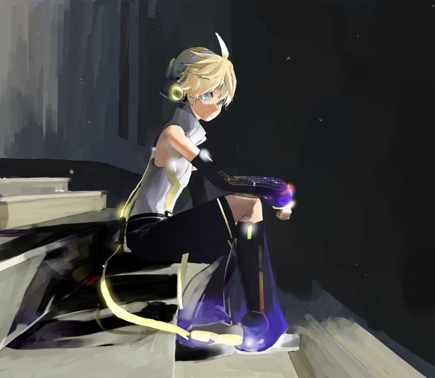 1boy aqua_eyes bare_shoulders belt black_legwear black_shorts black_sleeves blonde_hair commentary d_futagosaikyou detached_sleeves from_side glowing headphones highres kagamine_len kagamine_len_(append) leg_warmers looking_at_viewer looking_to_the_side male_focus protected_link shadow shirt shorts sidelighting sideways_glance sitting sleeveless sleeveless_shirt smile solo stairs turtleneck vocaloid vocaloid_append white_shirt