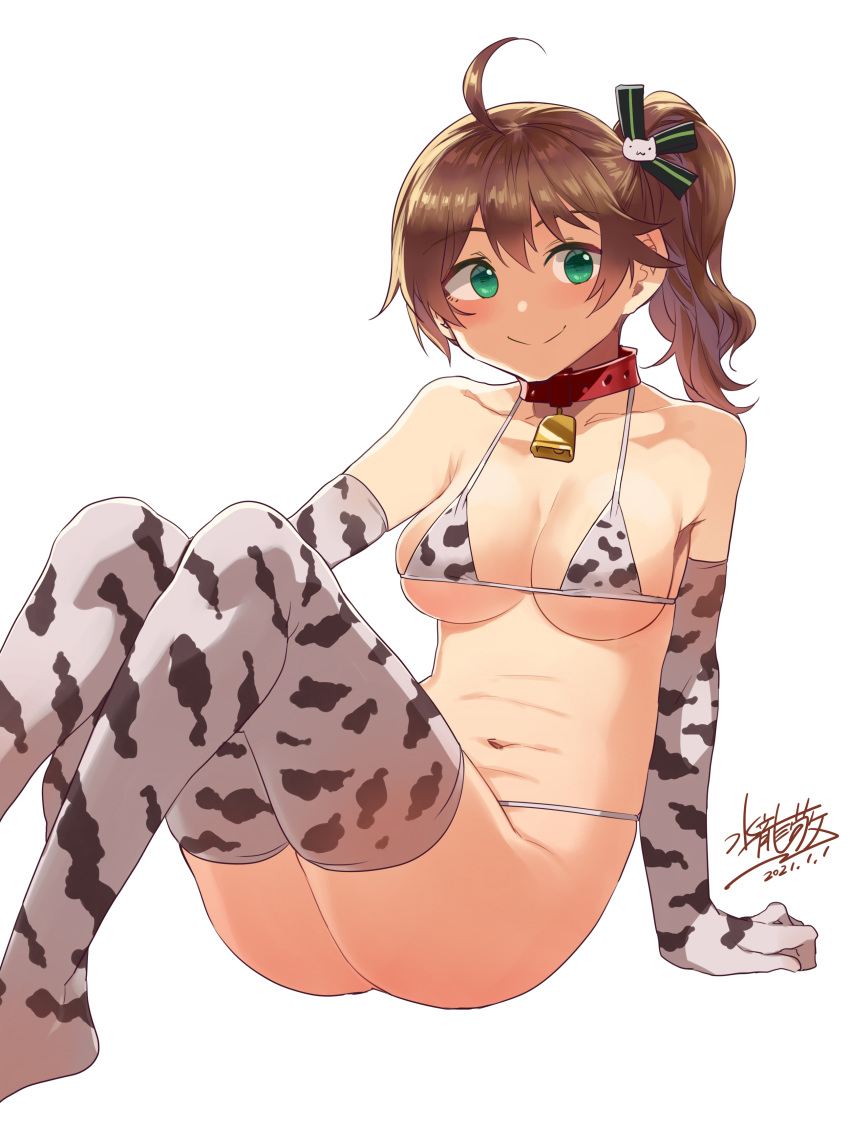 1girl absurdres ahoge animal_print arm_support bare_shoulders bell belt_collar bikini blush breasts brown_hair chinese_zodiac closed_mouth collar cow_print cowbell dated elbow_gloves feet_out_of_frame gloves green_eyes hair_ribbon highres hololive long_hair looking_at_viewer medium_breasts mizuryuu_kei natsuiro_matsuri navel neck_bell one_side_up ribbon signature simple_background smile solo swimsuit thigh-highs white_background white_bikini white_gloves white_legwear year_of_the_ox