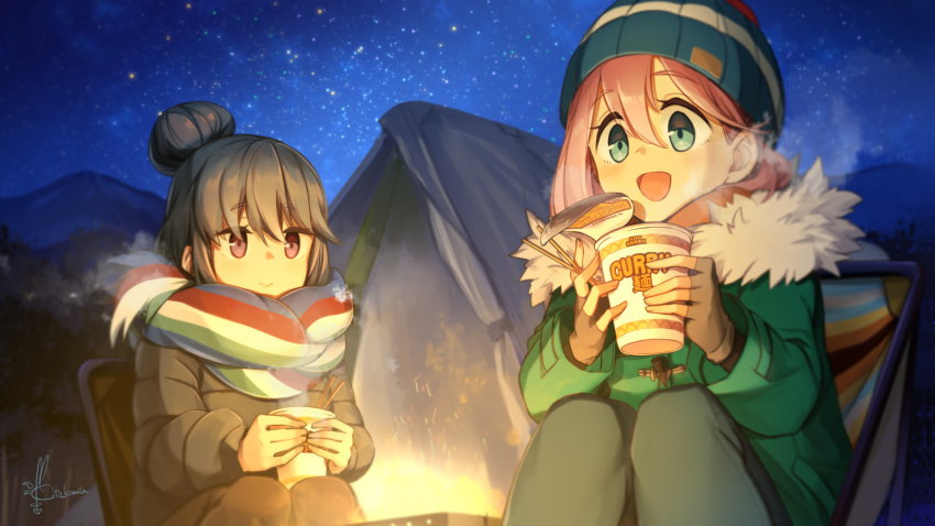 2girls :d bangs black_hair black_jacket black_pants chopsticks closed_mouth commentary_request cup_noodle eyebrows_visible_through_hair feet_out_of_frame fingerless_gloves gloves green_eyes green_jacket grey_gloves hair_between_eyes hair_bun highres holding jacket kagamihara_nadeshiko kito_koruta long_sleeves multiple_girls night night_sky open_mouth outdoors pants pink_hair red_eyes shima_rin signature sky smile star_(sky) starry_sky tent wallpaper yurucamp