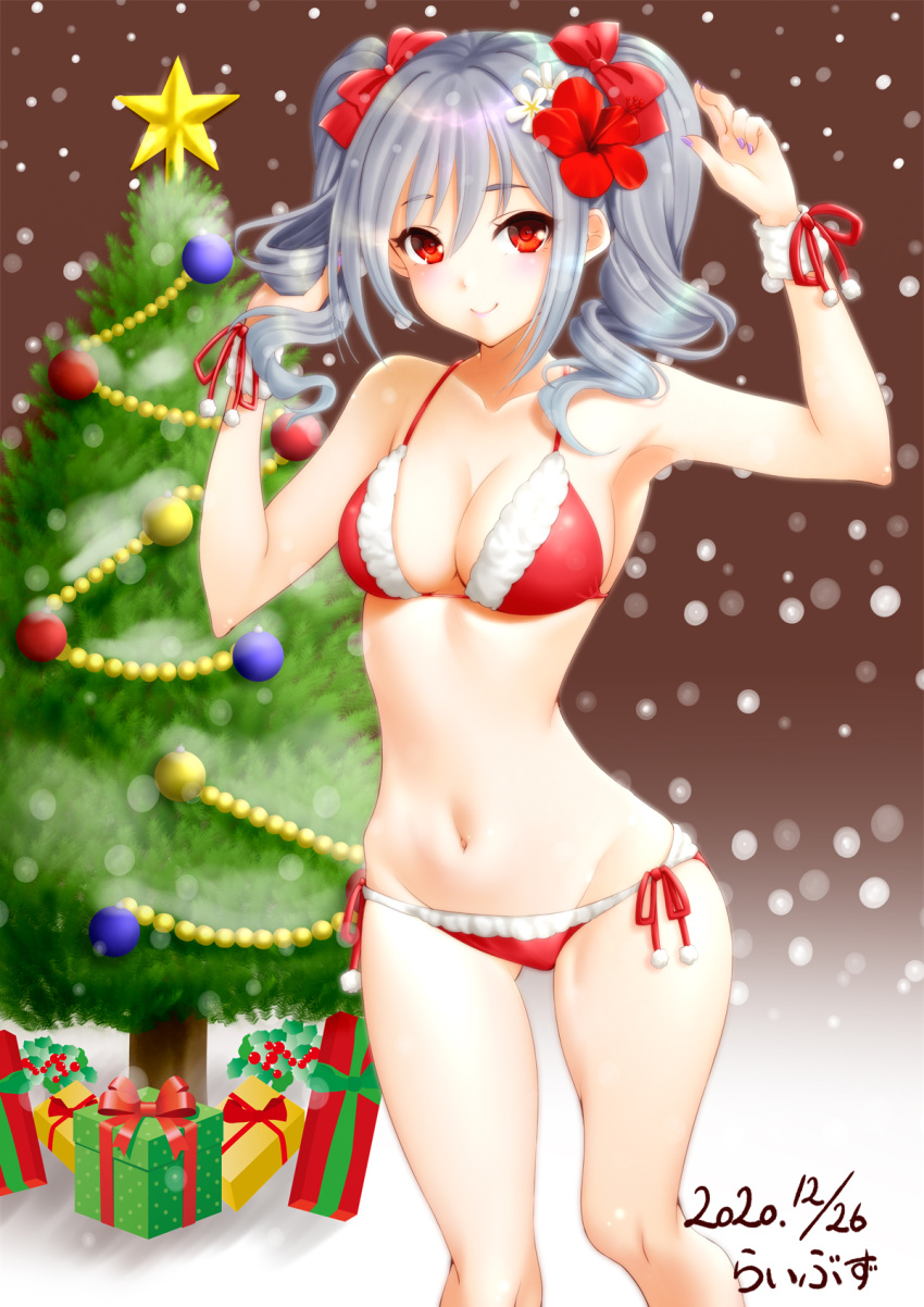 1girl artist_name bikini christmas christmas_tree closed_mouth commentary_request dated drill_hair flower frilled_bikini frilled_cuffs frills gift grey_hair groin hair_flower hair_ornament hair_ribbon hands_in_hair hat highres idolmaster idolmaster_cinderella_girls kanzaki_ranko libus looking_at_viewer medium_hair navel red_bikini red_eyes red_flower red_headwear red_ribbon ribbon santa_bikini santa_hat side-tie_bikini signature smile snow solo standing star_(symbol) swimsuit twin_drills twintails