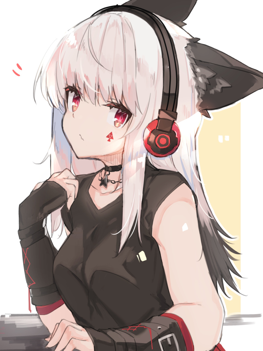 1girl animal_ears arknights bangs black_gloves black_shirt breasts choker closed_mouth elbow_rest fang fingerless_gloves fox_ears frostleaf_(arknights) gloves headphones highres jewelry long_hair looking_at_viewer medium_breasts necklace red_eyes shirt sidelocks silver_hair simple_background skin_fang sleeveless sleeveless_shirt solo symbol-shaped_pupils upper_body white_background yki