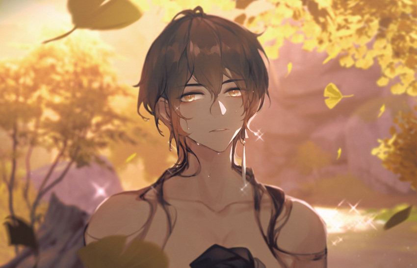 1boy amenohi bangs black_hair blurry blurry_background brown_hair evening eyebrows_visible_through_hair genshin_impact ginkgo gradient_hair hair_between_eyes hair_down highres jewelry leaf long_hair looking_at_viewer male_focus multicolored_hair outdoors parted_lips shirtless single_earring solo sparkle tree upper_body water yellow_eyes zhongli_(genshin_impact)