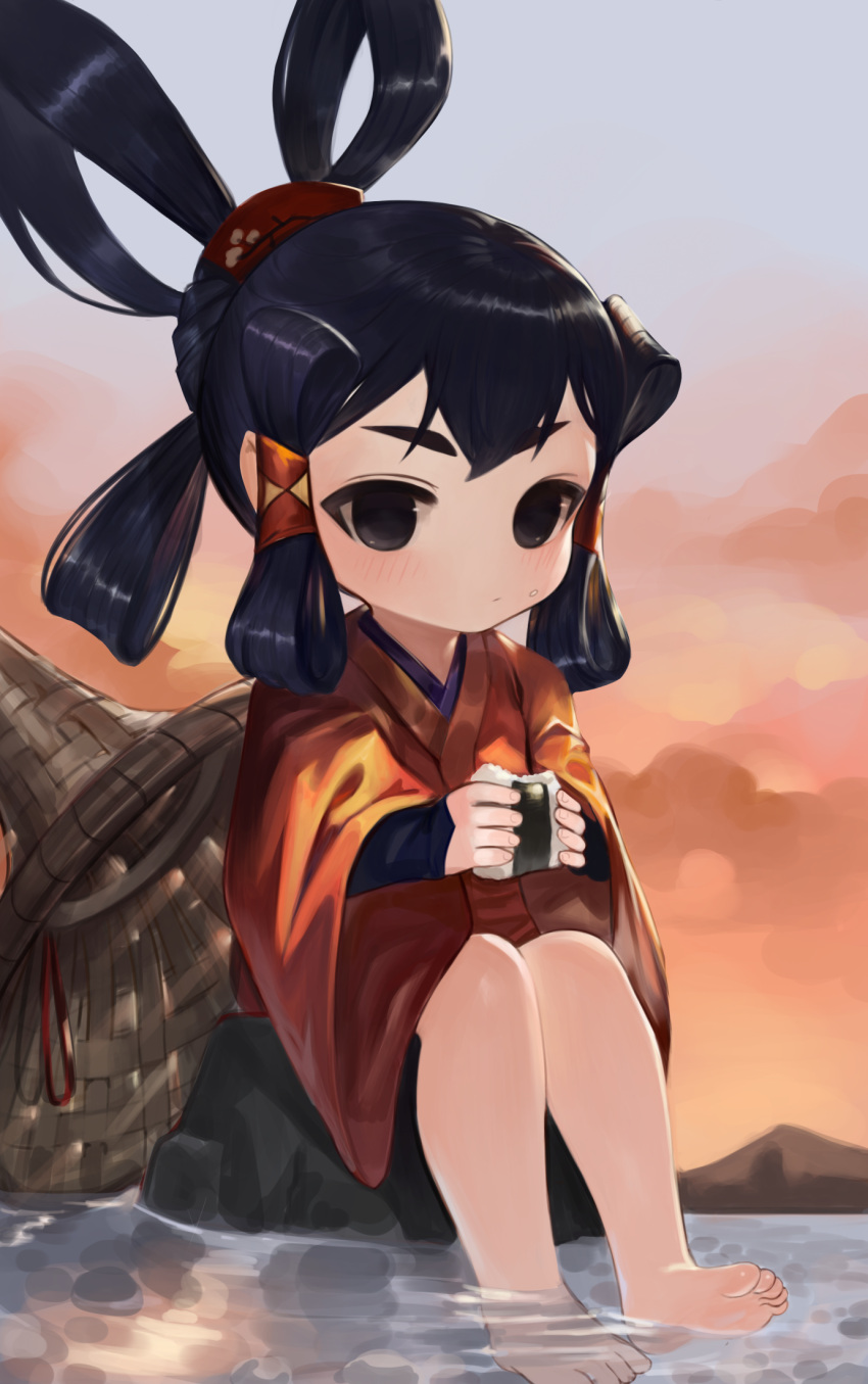1girl bangs black_eyes black_hair braid brown_headwear closed_mouth commentary_request dokomon eyebrows_visible_through_hair food food_on_face hair_rings hat hat_removed headwear_removed highres holding holding_food japanese_clothes kimono korean_commentary long_sleeves looking_at_viewer mountain onigiri outdoors red_kimono sakuna-hime sidelocks sitting sleeves_past_wrists soaking_feet solo sunset tensui_no_sakuna-hime thick_eyebrows wide_sleeves