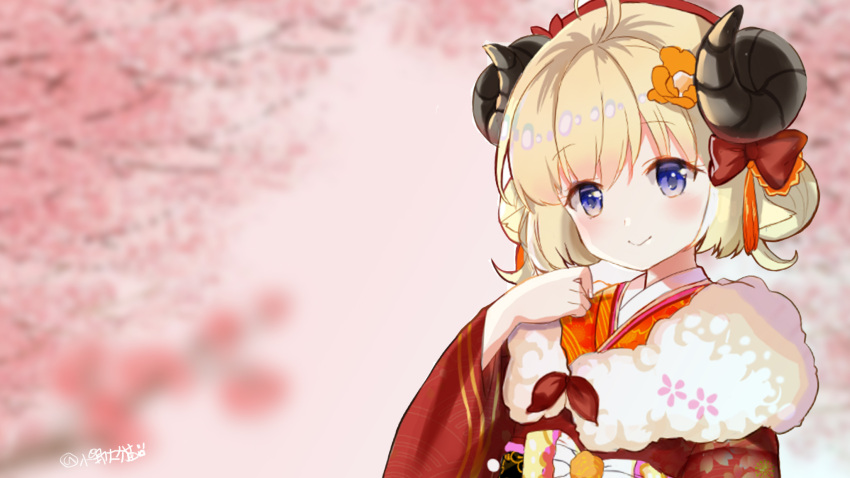 1girl ahoge bangs blonde_hair blurry blurry_background blush bow closed_mouth commentary_request curled_horns depth_of_field double_bun eyebrows_visible_through_hair fur_collar hair_between_eyes hair_bow hand_up highres hololive horns japanese_clothes kimono long_sleeves looking_at_viewer lunacats obi orange_kimono red_bow red_kimono sash sheep_horns smile solo tsunomaki_watame twitter_username violet_eyes wide_sleeves