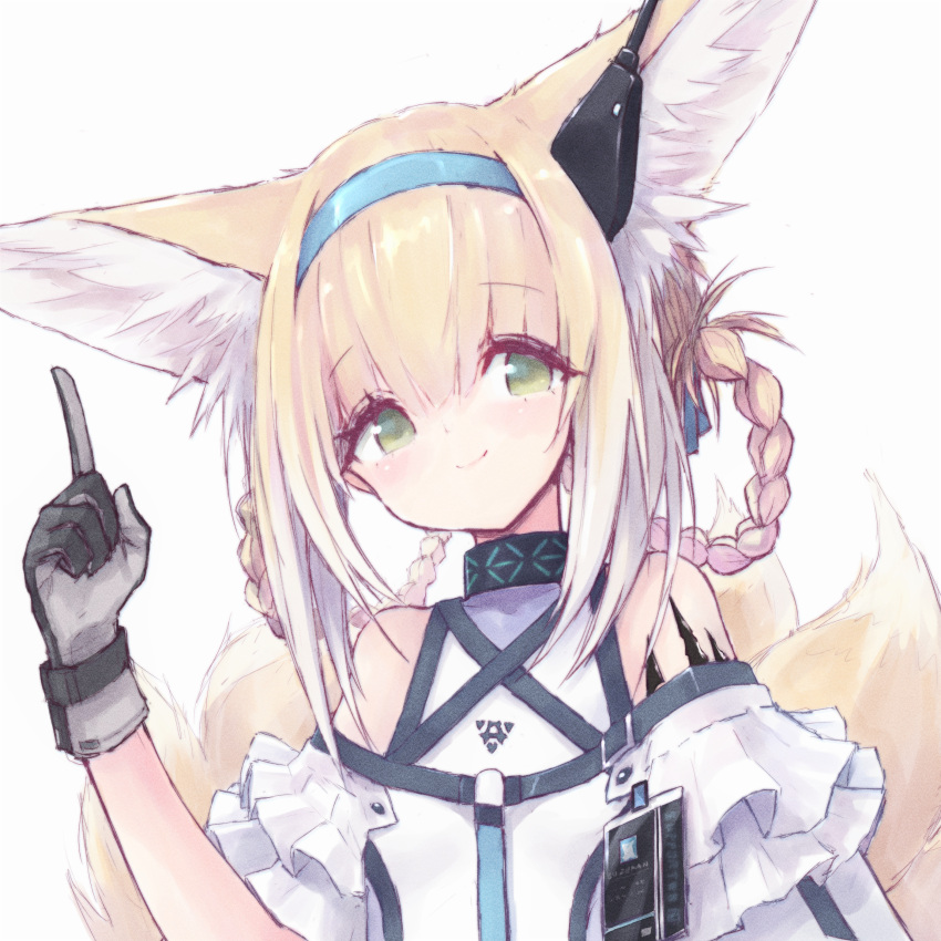 1girl absurdres animal_ear_fluff animal_ears arknights bangs bare_shoulders blonde_hair buran_(kure) closed_mouth commentary_request eyebrows_visible_through_hair fox_ears fox_girl fox_tail gloves green_eyes grey_background grey_gloves hair_between_eyes hand_up highres huge_filesize index_finger_raised kitsune multicolored_hair shirt simple_background smile solo suzuran_(arknights) tail two-tone_hair upper_body white_hair white_shirt