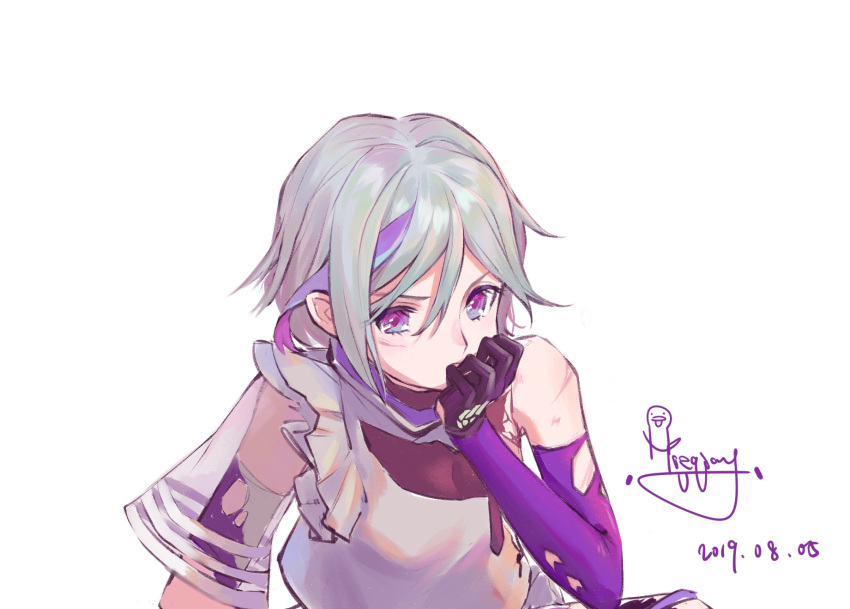 1girl arm_support contender_(girls_frontline) cuts dated elbow_gloves girls_frontline gloves grey_hair hair_between_eyes hand_on_own_chin head_rest highres injury looking_at_viewer multicolored_hair purple_hair short_hair signature solo streaked_hair torn_clothes violet_eyes white_background yiyiqiany