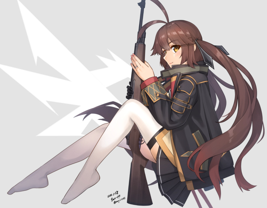 1girl ahoge antenna_hair bangs battle_rifle black_ribbon black_skirt blush brown_hair commentary_request dated eyebrows_visible_through_hair full_body girls_frontline gun hair_between_eyes hair_ribbon holding holding_gun holding_weapon long_hair looking_at_viewer m14 m14_(girls_frontline) mod3_(girls_frontline) no_shoes over-kneehighs pleated_skirt ribbon rifle sarasa_(kanbi) sidelocks skirt smile solo thigh-highs twintails twitter_username weapon white_legwear yellow_eyes