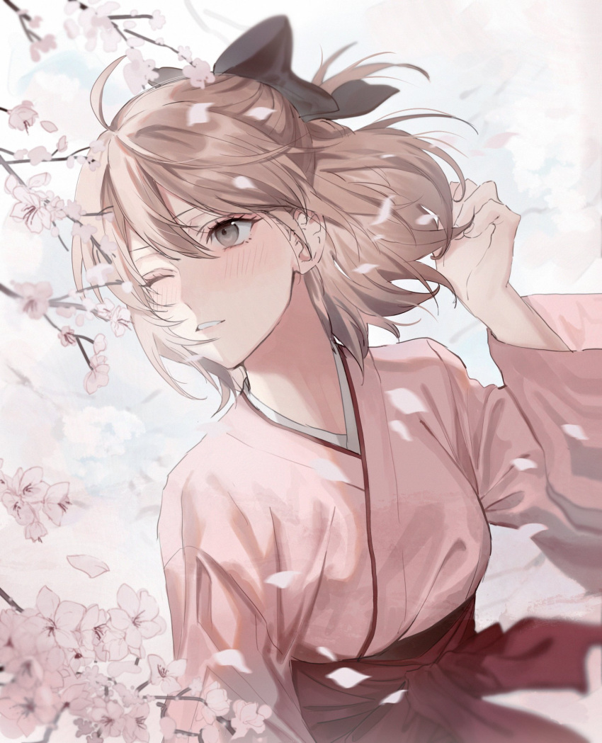 1girl ahoge bow cherry_blossoms fate/grand_order fate_(series) hair_bow highres japanese_clothes kimono okita_souji_(fate) okita_souji_(fate)_(all) one_eye_closed petals wide_sleeves wind yurumawari