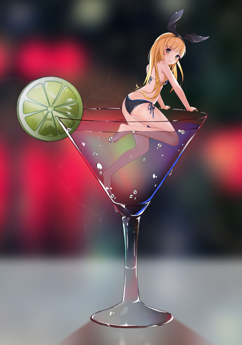1girl :3 absurdres aoman_de_cangshu bangs barefoot bikini blonde_hair blunt_bangs blurry blurry_background blush bow closed_mouth cup eyebrows_visible_through_hair glass green_eyes hair_bow hairband highres in_water lime_slice long_hair looking_at_viewer looking_back mononobe_alice nijisanji smile soles solo swimsuit toes virtual_youtuber water water_drop