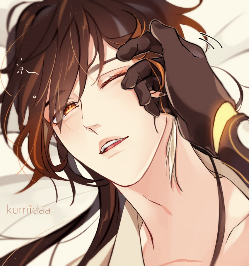 1boy aether_(genshin_impact) bangs bed_sheet black_hair brown_hair close-up collarbone earrings eyebrows_visible_through_hair fang genshin_impact gloves hair_between_eyes hand_on_another's_face highres jewelry long_hair looking_at_viewer lying male_focus multicolored_hair one_eye_closed open_mouth otakumi simple_background single_earring tassel tassel_earrings yellow_eyes zhongli_(genshin_impact)