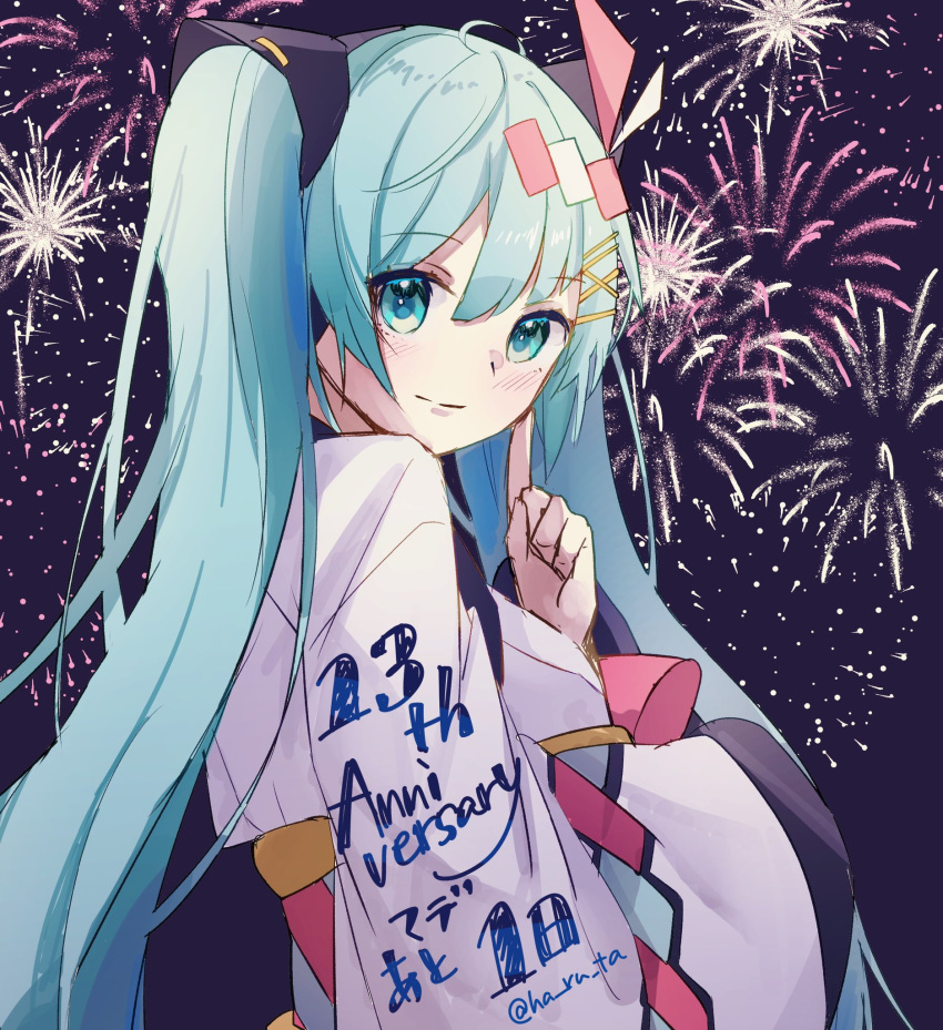 1girl aerial_fireworks anniversary bangs blush closed_mouth eyebrows_visible_through_hair fireworks green_eyes green_hair hair_between_eyes hair_ornament hairclip hand_up haruta_(user_dndp3458) hatsune_miku highres japanese_clothes kimono long_hair long_sleeves night night_sky outdoors sky smile solo twintails upper_body very_long_hair vocaloid white_kimono wide_sleeves x_hair_ornament