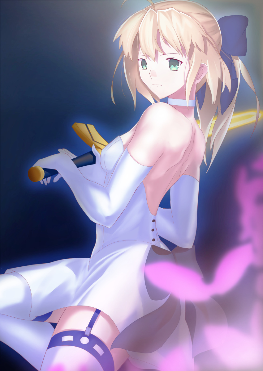 1girl absurdres ahoge artoria_pendragon_(all) back_bow backless_dress backless_outfit bangs black_bow blonde_hair blue_background blue_hairband bow chien0mi choker dress elbow_gloves excalibur_(fate/stay_night) fate/stay_night fate_(series) from_side garter_straps gloves green_eyes hairband highres holding holding_sword holding_weapon long_hair saber shoulder_blades sleeveless sleeveless_dress solo strapless strapless_dress sword thigh-highs weapon white_choker white_dress white_gloves white_legwear