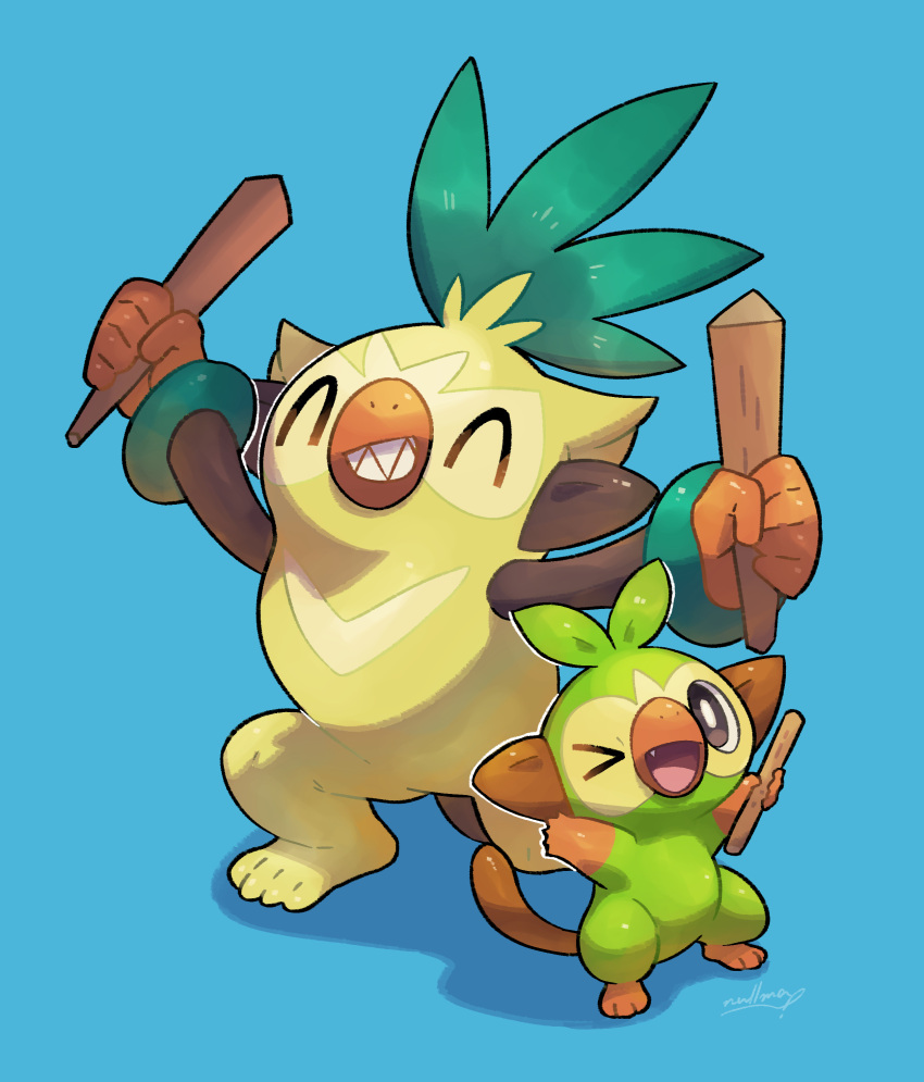 &gt;_o absurdres blue_background closed_eyes commentary_request fang gen_8_pokemon grookey highres holding holding_stick nullma one_eye_closed open_mouth paws pokemon pokemon_(creature) sharp_teeth signature simple_background standing stick teeth thwackey toes tongue