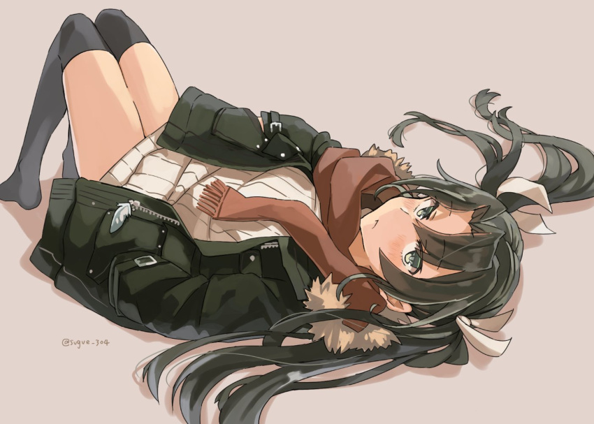 1girl black_legwear brown_background brown_scarf eyebrows_visible_through_hair fringe_trim fur-trimmed_jacket fur_trim green_eyes green_hair green_jacket hair_between_eyes hair_ribbon jacket kantai_collection long_hair long_sleeves ribbed_sweater ribbon scarf simple_background solo sugue_tettou sweater thigh-highs twitter_username white_ribbon white_sweater zuikaku_(kantai_collection)