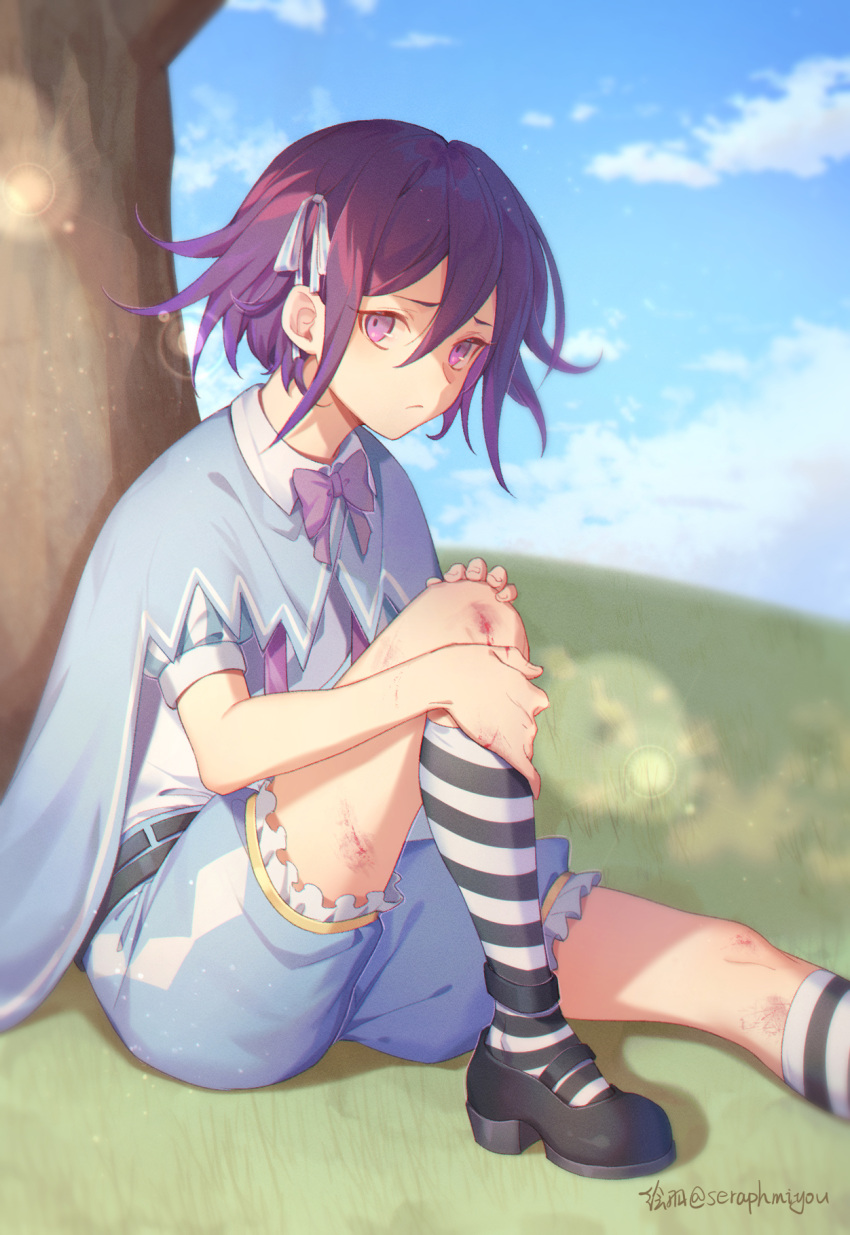 1boy alternate_costume artist_name bangs black_footwear blurry blurry_background bow cape closed_mouth commentary day ewa_(seraphhuiyu) frilled_shorts frills frown grass hair_between_eyes hair_ornament highres injury knee_up kneehighs looking_at_viewer male_focus mary_janes on_ground outdoors purple_bow purple_hair purple_neckwear ribbon shirt shoes short_hair short_sleeves shorts sitting sky socks solo striped striped_legwear tree violet_eyes