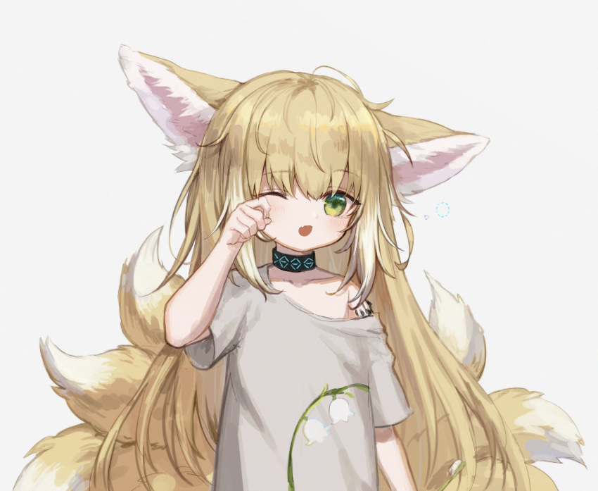1girl :d alternate_costume animal_ear_fluff animal_ears arknights bangs blonde_hair blush commentary eyebrows_visible_through_hair fang flat_chest fox_ears fox_girl fox_tail green_eyes grey_background grey_shirt hand_up highres kitsune multicolored_hair one_eye_closed open_mouth oripathy_lesion_(arknights) shirt simple_background sleepy smile solo spacelongcat suzuran_(arknights) tail two-tone_hair upper_body