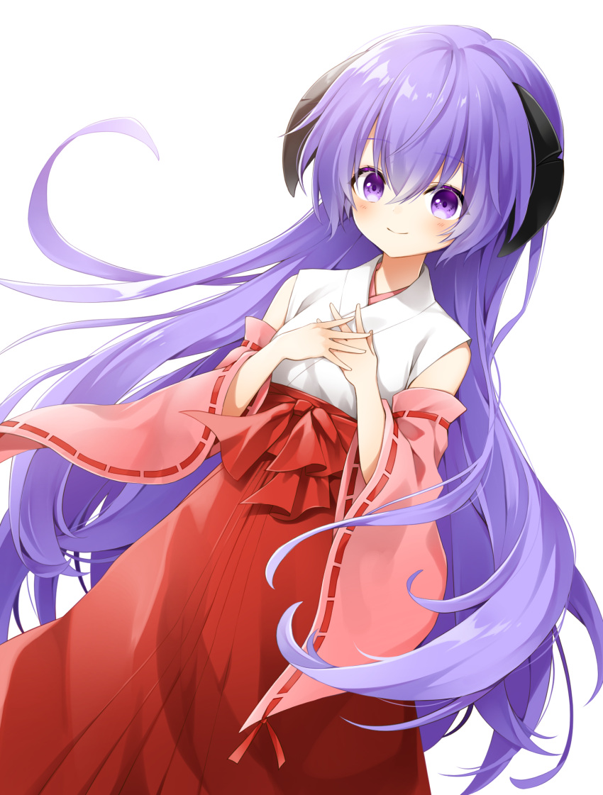 1girl bangs bare_shoulders blush bow breasts closed_mouth commentary curled_horns detached_sleeves eyebrows_visible_through_hair floating_hair hair_between_eyes hakama hands_on_own_chest hands_together hands_up hanyuu highres higurashi_no_naku_koro_ni horns japanese_clothes kimono long_hair long_sleeves looking_at_viewer miko nekonoyuto pink_sleeves purple_hair red_bow red_hakama ribbon-trimmed_sleeves ribbon_trim shiny shiny_hair simple_background smile solo very_long_hair violet_eyes white_background white_kimono wide_sleeves