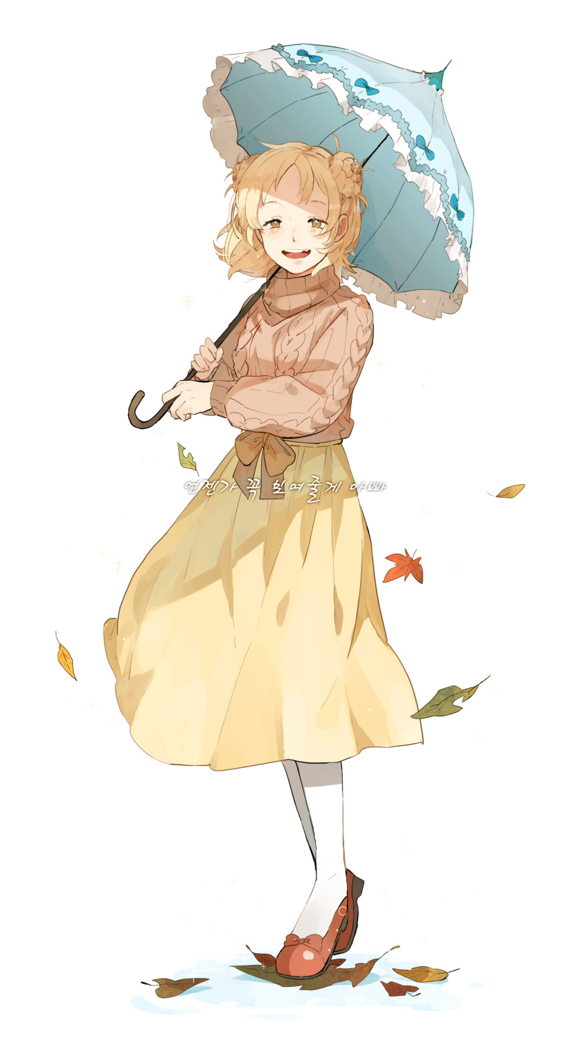 1girl absurdres aran_sweater autumn_leaves bangs bangsutur beige_sweater blonde_hair blue_ribbon bow braid braided_bun brown_bow cable_knit commentary_request double_bun eyelashes flats floating_hair frilled_umbrella frills full_body half-closed_eyes happy highres holding holding_umbrella korean_text laughing leaf light_blush light_particles long_skirt looking_at_viewer medium_hair older olivia_webster open_mouth parasol parted_bangs red_footwear red_ribbon ribbed_sweater ribbon round_teeth shoes simple_background skirt solo sparkle standing sweater tareme teeth translation_request turtleneck turtleneck_sweater two_side_up umbrella upper_teeth violet_evergarden waist_bow white_background white_legwear wind wind_lift yellow_eyes yellow_skirt