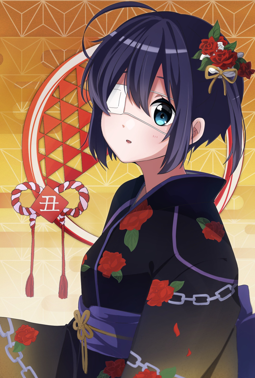 1girl ahoge alternate_costume bangs black_kimono blue_eyes blush chuunibyou_demo_koi_ga_shitai! commentary_request eyepatch floral_print flower from_side hair_flower hair_ornament highres japanese_clothes kimono looking_at_viewer magupimu obi one_side_up open_mouth orange_background print_kimono red_flower sash shiny shiny_hair short_hair smile solo takanashi_rikka translation_request upper_body white_eyepatch