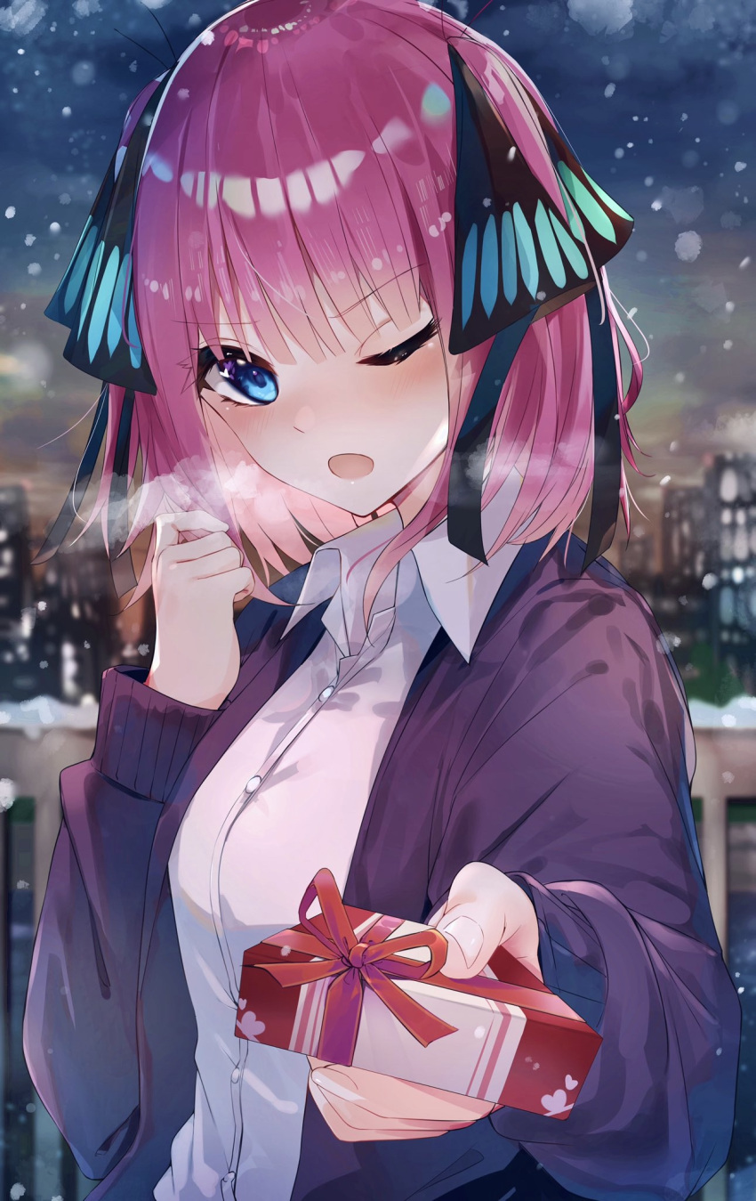 1girl bangs blue_eyes breath butterfly_hair_ornament buttons collared_shirt commentary_request dress_shirt eyebrows_visible_through_hair gift go-toubun_no_hanayome hair_ornament hair_ribbon hand_up highres holding holding_gift incoming_gift jacket kurokuro_illust long_sleeves looking_at_viewer medium_hair nakano_nino night one_eye_closed open_mouth outdoors pink_hair ribbon shiny shiny_hair shirt snowing solo upper_body valentine white_shirt winter