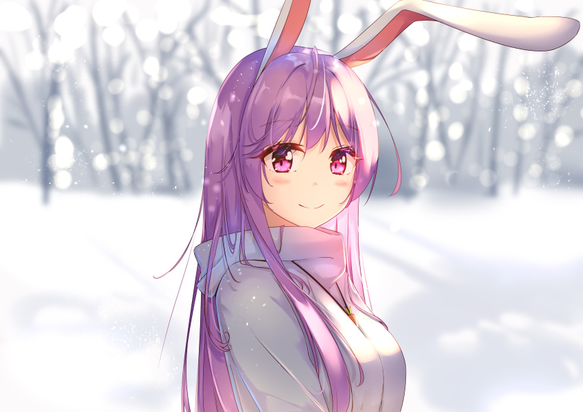 1girl absurdres alternate_costume animal_ears blush breasts bunny_girl carrot_necklace diving_penguin from_side hair_between_eyes highres long_hair looking_at_viewer looking_back medium_breasts outdoors pink_eyes purple_hair rabbit_ears red_eyes reisen_udongein_inaba smile snow snowing solo sweater touhou upper_body very_long_hair white_sweater winter winter_clothes