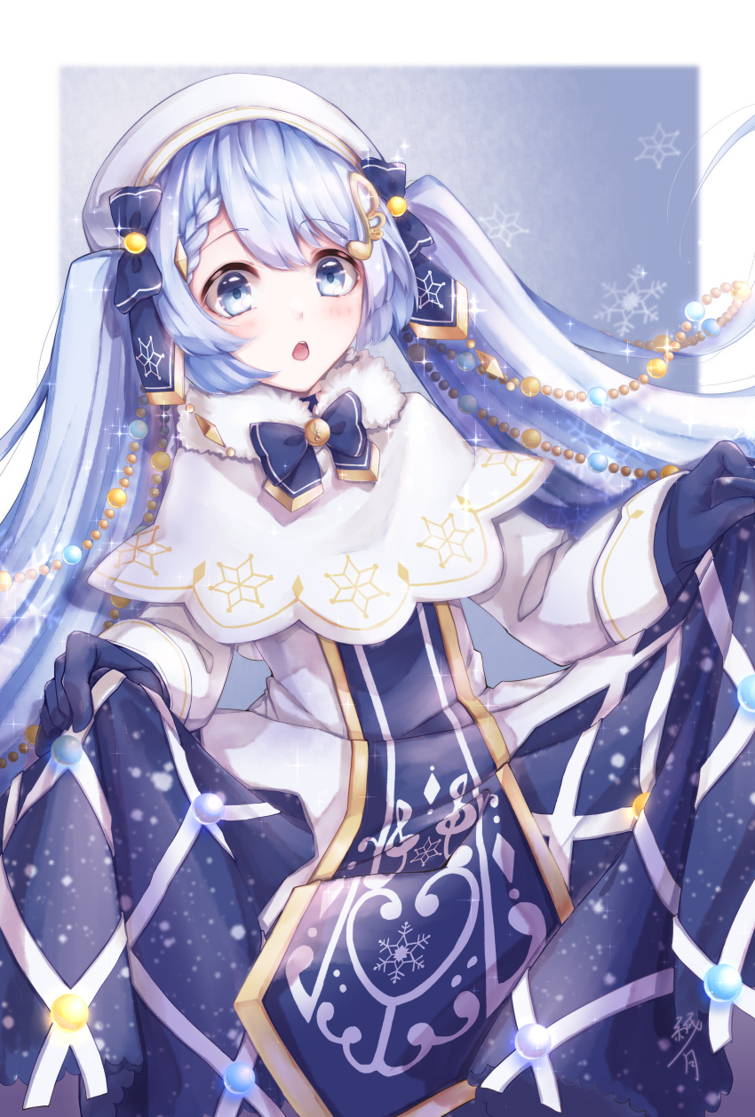 1girl absurdres bass_clef beads beret blue_bow blue_dress blue_gloves blue_tabard bow bowtie capelet commentary dress fur-trimmed_capelet fur_trim gloves gold_trim hair_beads hair_bow hair_ornament hat hatsune_miku highres huge_filesize light_blue_eyes light_blue_hair long_hair looking_at_viewer open_mouth shinoduki skirt_hold snowflake_print sparkle treble_clef twintails two-tone_dress upper_body very_long_hair vocaloid white_capelet white_dress white_headwear yuki_miku yuki_miku_(2021)