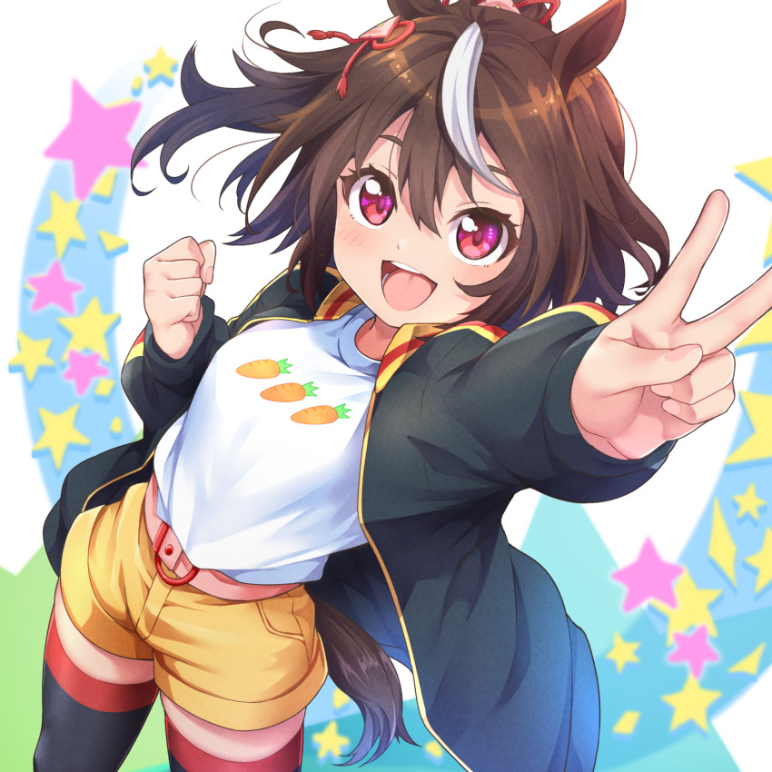 1girl :d animal_ears black_jacket black_legwear brown_hair carrot_print character_request clenched_hand commentary_request food_print hair_between_eyes hair_ornament highres horse_ears horse_girl horse_tail jacket kanabun kitasan_black long_sleeves looking_at_viewer multicolored_hair open_mouth print_shirt red_eyes shirt shorts smile solo standing starry_background streaked_hair tail thigh-highs umamusume v white_hair white_shirt yellow_shorts