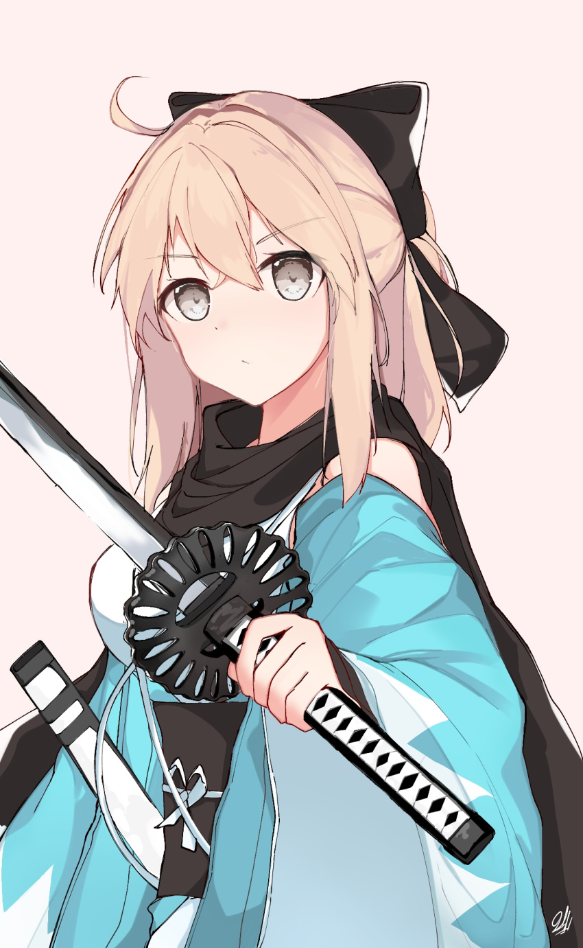 1girl ahoge arm_guards bangs black_scarf blonde_hair bow breasts closed_mouth eyebrows_visible_through_hair fate/grand_order fate_(series) hair_between_eyes hair_bow hand_up haori highres holding holding_sword holding_weapon japanese_clothes katana kimono long_sleeves looking_at_viewer maccaron medium_breasts medium_hair obi off_shoulder okita_souji_(fate) okita_souji_(fate)_(all) red_eyes sash scarf sheath sidelocks signature solo standing sword upper_body weapon white_background white_kimono wide_sleeves