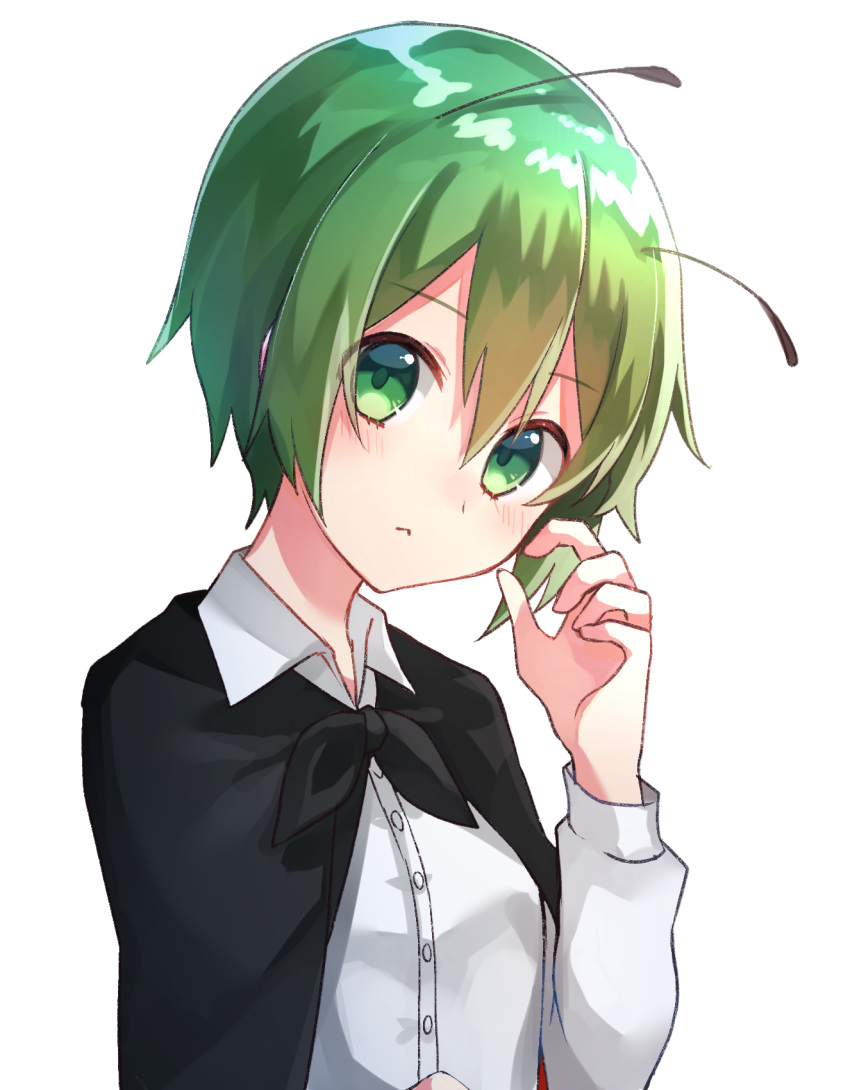 1girl :&lt; antennae bangs black_cape blush cape closed_mouth collared_shirt commentary eyebrows_visible_through_hair eyes_visible_through_hair green_eyes green_hair hair_between_eyes highres katsuobushi_(eba_games) long_sleeves looking_at_viewer red_cape shiny shiny_hair shirt short_hair simple_background solo touhou two-sided_cape two-sided_fabric upper_body white_background white_shirt wriggle_nightbug