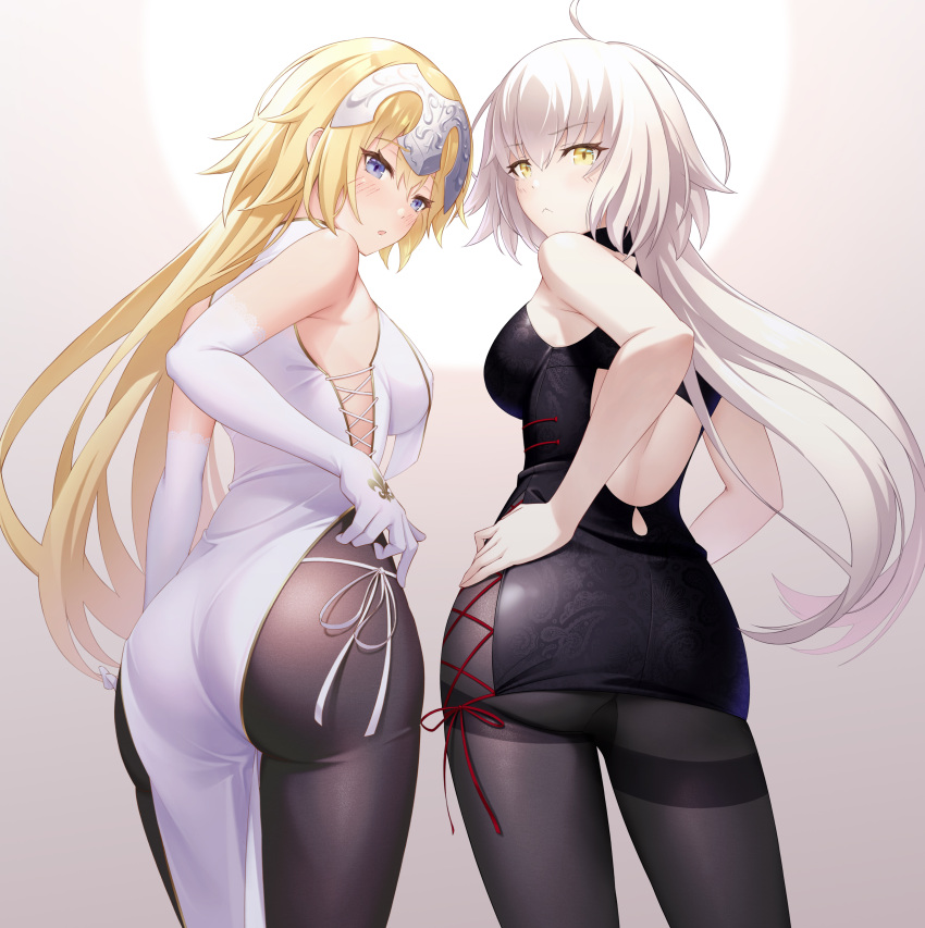 2girls absurdres ahoge ass back bangs bare_shoulders black_dress black_legwear blonde_hair blue_eyes blush breasts dress elbow_gloves fate/apocrypha fate/grand_order fate_(series) gloves headpiece highres jeanne_d'arc_(alter)_(fate) jeanne_d'arc_(fate) jeanne_d'arc_(fate)_(all) large_breasts long_hair looking_at_viewer looking_back multiple_girls pantyhose pelvic_curtain short_dress silver_hair sogdin thighs very_long_hair white_dress white_gloves yellow_eyes
