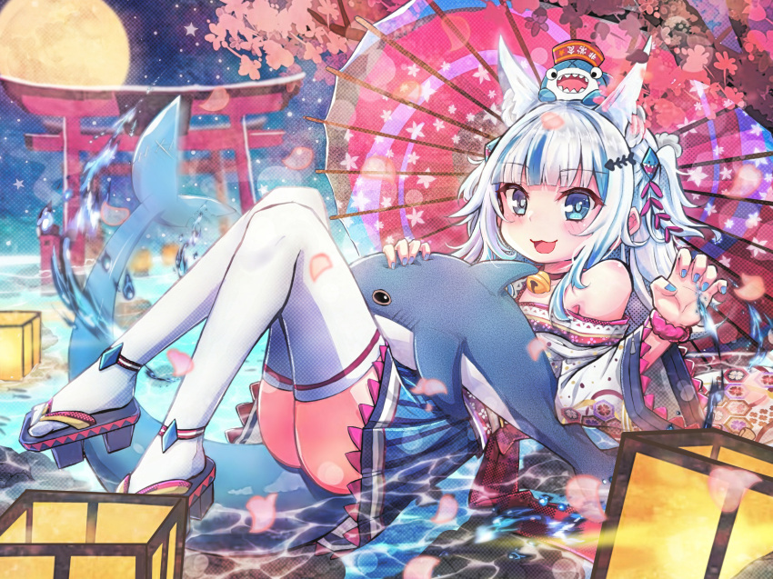 1girl :3 animal_ears bangs bell bloop_(gawr_gura) blue_eyes blue_hair blunt_bangs collar eyebrows_visible_through_hair fish_tail fox_ears gawr_gura hair_ornament highres holding holding_stuffed_toy hololive hololive_english japanese_clothes kimono looking_at_viewer medium_hair multicolored_hair neck_bell object_hug open_mouth shark shark_hair_ornament shark_tail sharp_teeth silver_hair streaked_hair stuffed_animal stuffed_toy tail teeth two_side_up virtual_youtuber yazuishou_ray