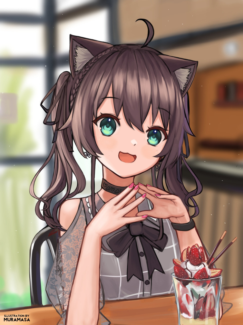 1girl :3 absurdres animal_ears artist_name bangs black_bow black_choker blurry blurry_background blush bow brown_hair cat_ears choker cowlick eyebrows_visible_through_hair green_eyes hands_together head_tilt highres hololive kemonomimi_mode looking_at_viewer muramasa_dash natsuiro_matsuri open_mouth parfait pink_nails sitting smile solo twintails virtual_youtuber