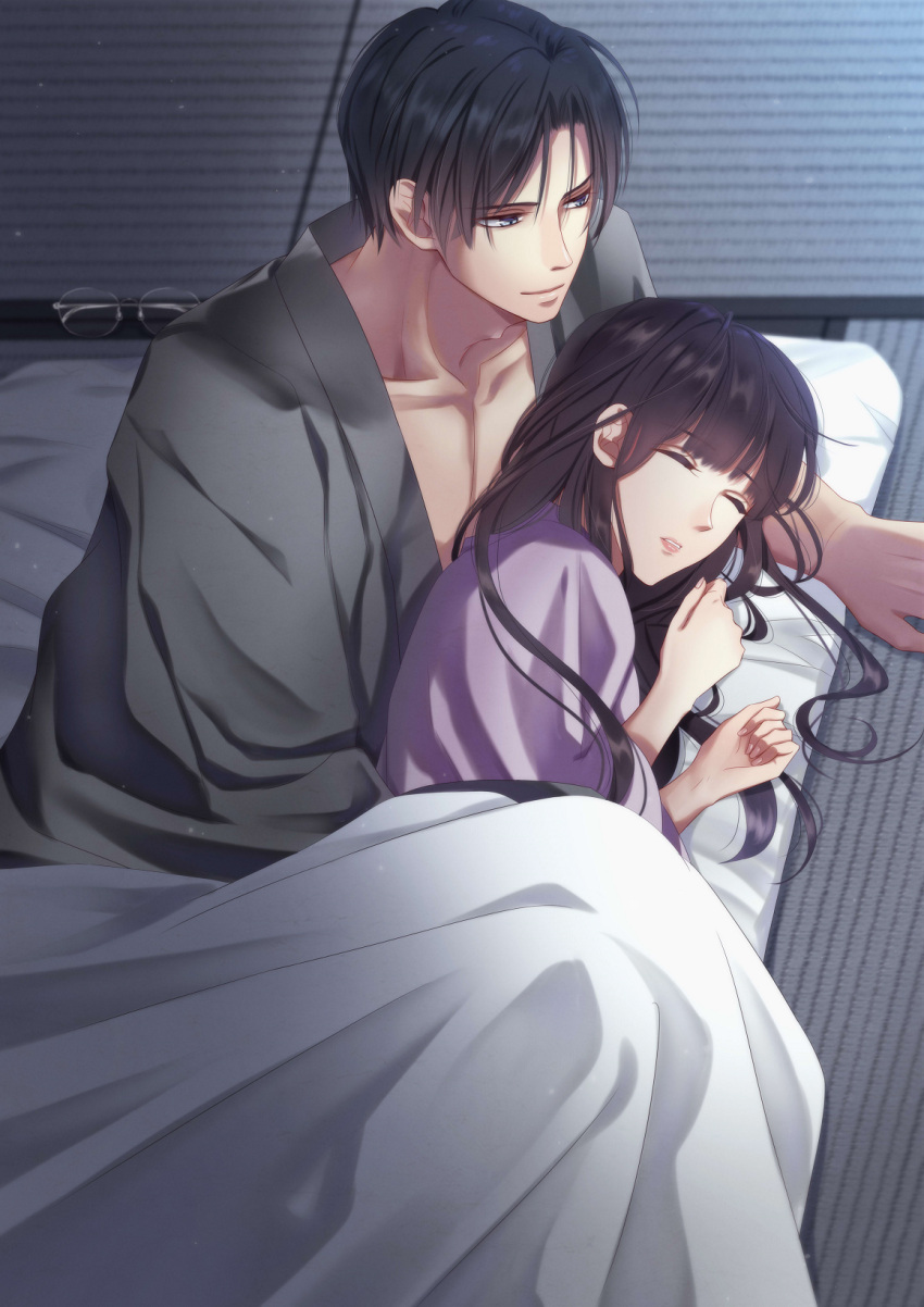 1boy 1girl bangs black_hair closed_eyes collarbone couple futon hand_up hetero highres indoors izumi_(stardustalone) japanese_clothes kimono long_hair lying on_side renri_no_chigiri_wo_kimi_to_shiru sleeping tatami under_covers