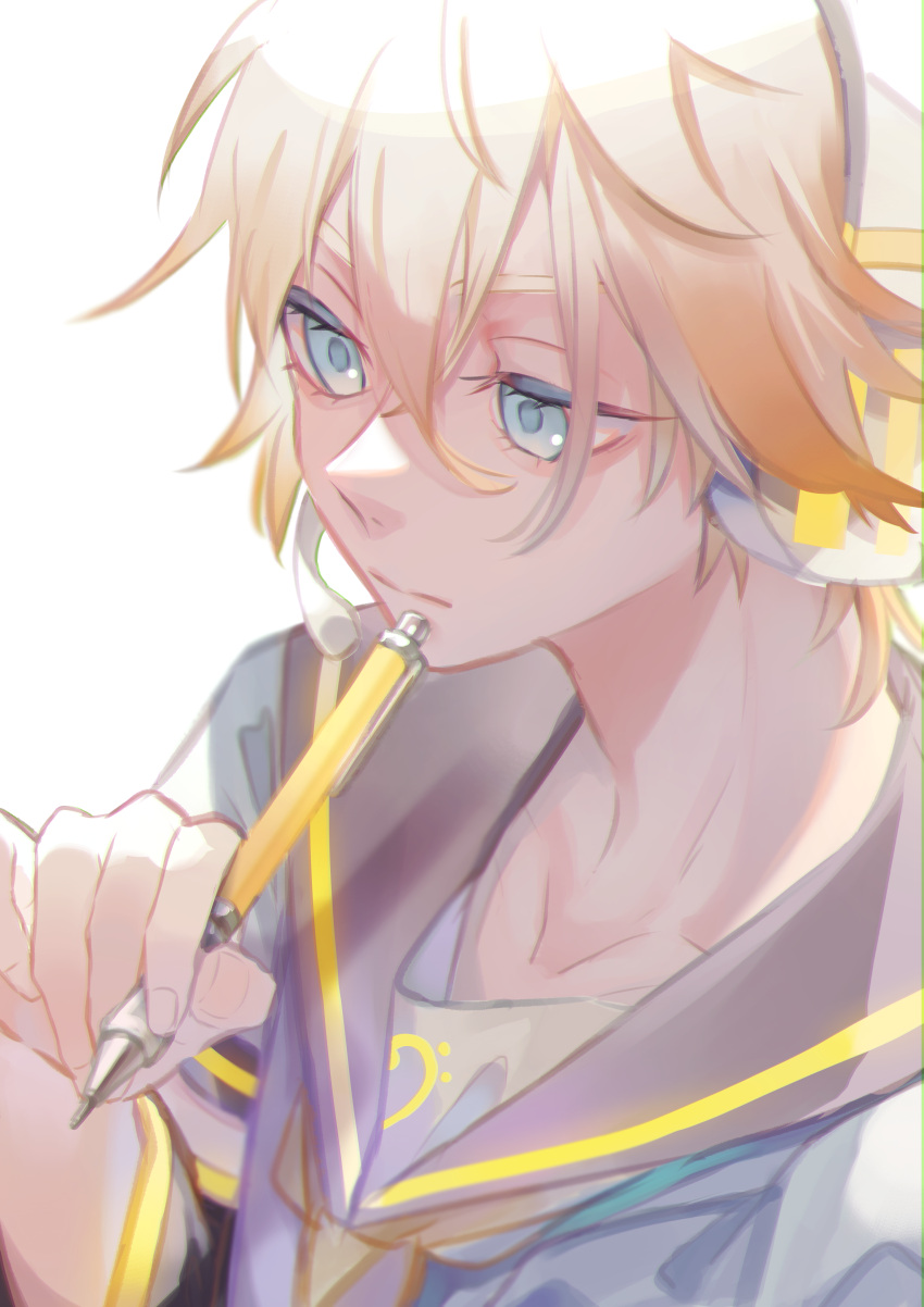 1boy absurdres bangs blonde_hair blue_eyes expressionless eyebrows_behind_hair hair_between_eyes headphones headset highres holding holding_pen kagamine_len looking_down male_focus pen sailor_collar solo upper_body vocaloid white_background yuruya_(emomomomo)