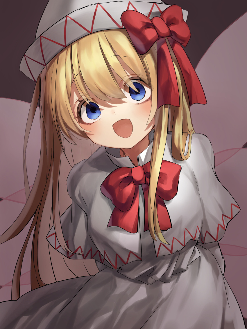 1girl :d absurdres arms_behind_back bangs blonde_hair blue_eyes blush bow bowtie breasts capelet commentary dress empty_eyes eyebrows_visible_through_hair fairy_wings grey_background hair_between_eyes hat hat_bow highres lily_white long_hair looking_at_viewer medium_breasts open_mouth red_bow red_neckwear simple_background smile solo touhou upper_body very_long_hair waramori_fuzuka white_capelet white_dress white_headwear wings yandere