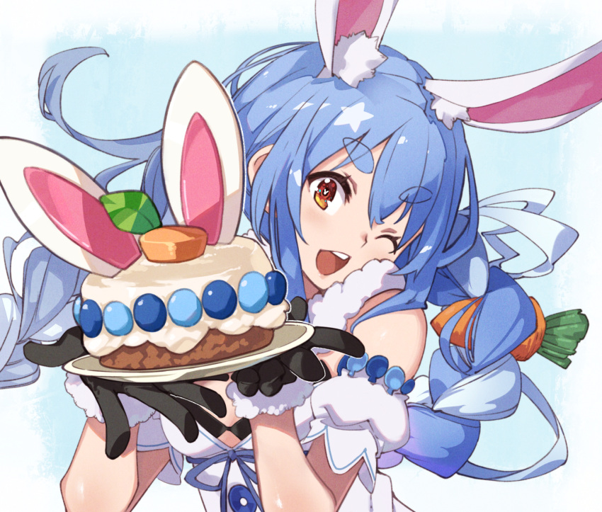 1girl animal_ear_fluff animal_ears arm_garter black_gloves black_leotard blue_background blush braid breasts cake carrot carrot_cake carrot_hair_ornament commentary don-chan_(usada_pekora) dress eyebrows_visible_through_hair food food_themed_hair_ornament fur_scarf gloves hair_between_eyes hair_ornament highres holding holding_plate hololive icing leotard light_blue_hair long_hair looking_at_viewer medium_breasts multicolored_hair one_eye_closed open_mouth plate rabbit_ears red_eyes simple_background smile solo strapless strapless_dress symbol-shaped_pupils thick_eyebrows twin_braids twintails two-tone_hair upper_body usada_pekora ushiki_yoshitaka virtual_youtuber white_dress white_hair