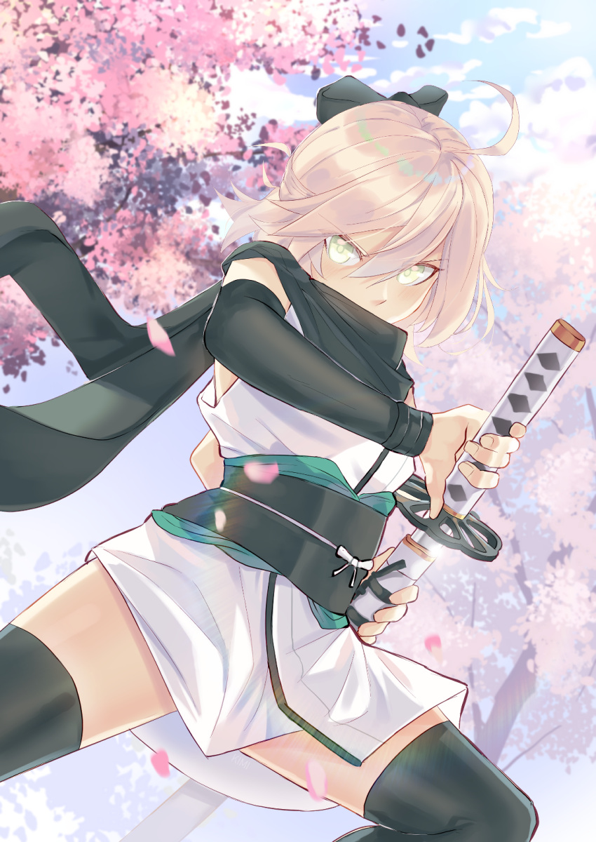 1girl arm_guards black_bow black_scarf blonde_hair bow cowboy_shot fate/grand_order fate_(series) highres japanese_clothes katana kimi kimono koha-ace okita_souji_(fate) okita_souji_(fate)_(all) scarf short_kimono sleeveless sleeveless_kimono solo sword weapon white_kimono yellow_eyes