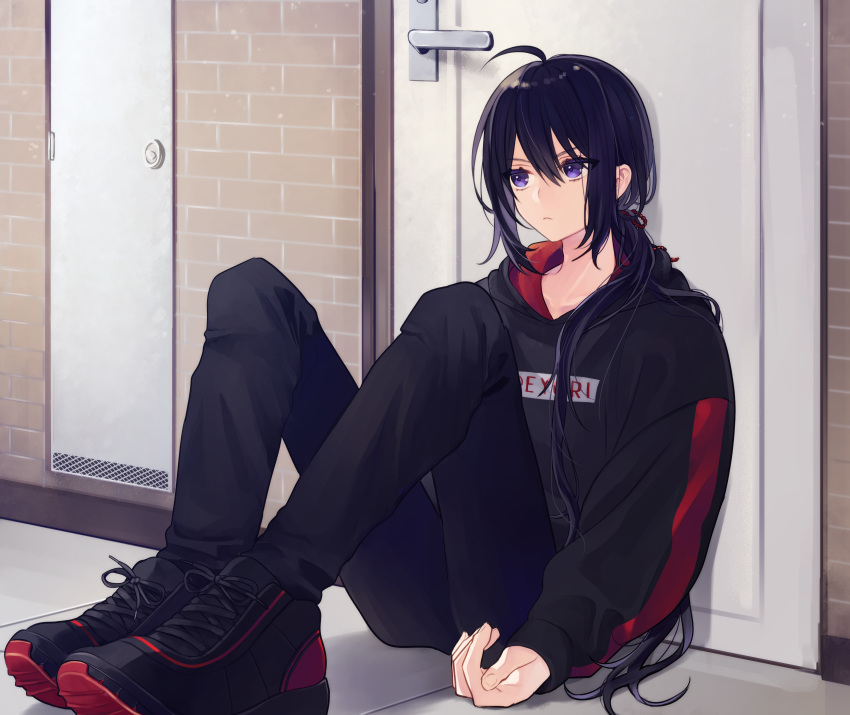 1boy absurdres ahoge asuma_(hanezu) black_hair black_pants brick_wall door highres hood hoodie huge_filesize long_hair male_focus namazuo_toushirou pants ponytail shoes sitting sneakers touken_ranbu violet_eyes