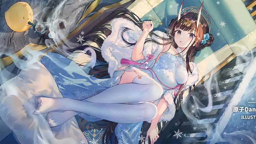 1girl atdan azur_lane bare_shoulders barefoot black_hair dress feet from_side fur_trim gradient highres horns huge_filesize knees_up leg_up long_hair looking_at_viewer looking_to_the_side manjuu_(azur_lane) noshiro_(azur_lane) noshiro_(fragrance_of_the_eastern_snow)_(azur_lane) off_shoulder official_alternate_costume oni_horns open_mouth revision short_dress single_thighhigh sleeveless sleeveless_dress smile soles solo thigh-highs thighs toes very_long_hair violet_eyes waifu2x white_dress white_legwear