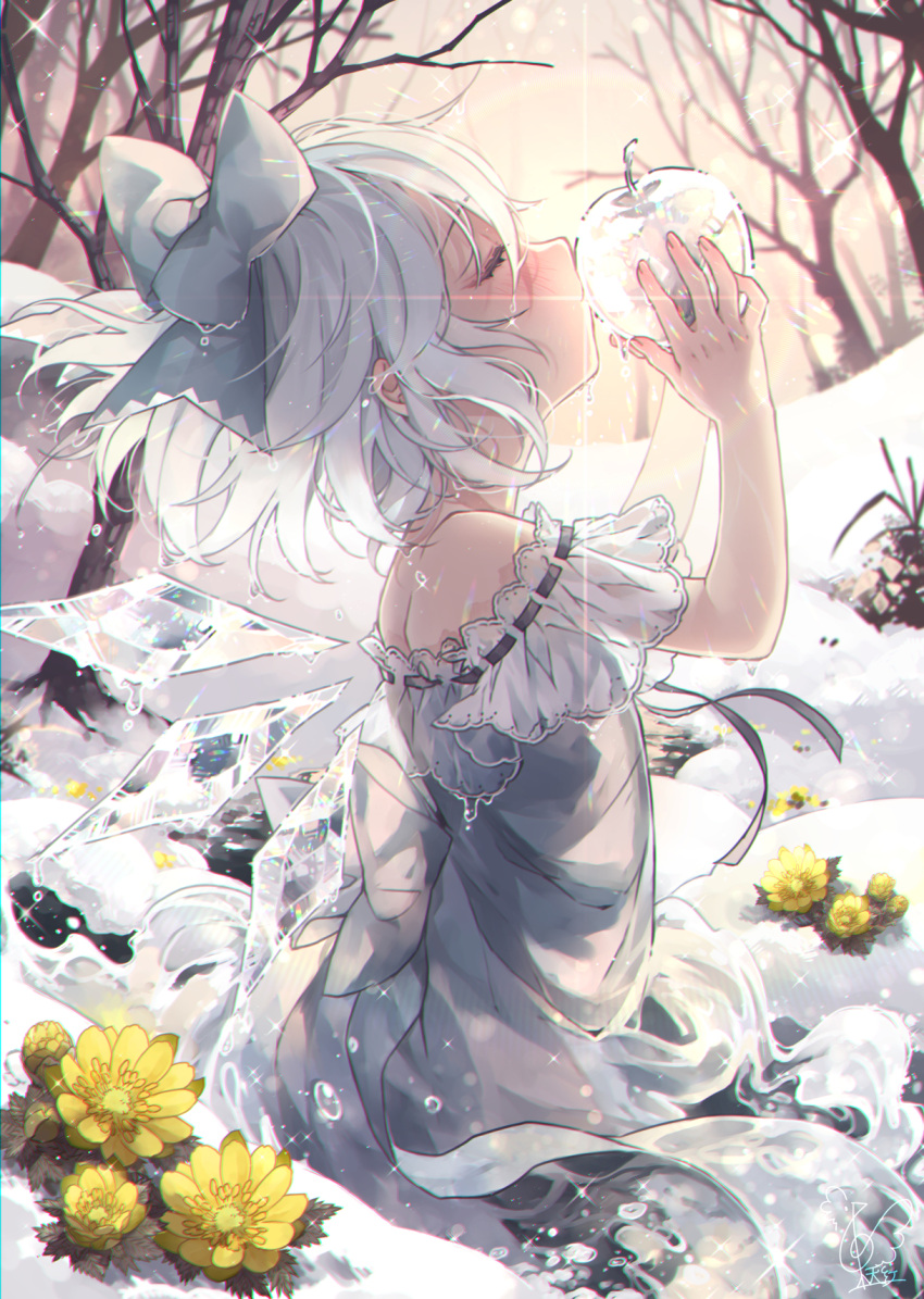 1girl adapted_costume apple bangs bare_shoulders bare_tree blue_bow blue_dress blue_hair blue_ribbon bow chromatic_aberration cirno closed_eyes diffraction_spikes dress dripping droplets eyebrows_visible_through_hair flat_chest flower flower_request food from_side fruit glint hair_bow highres holding ice ice_wings kiss lens_flare off_shoulder outdoors profile ribbon short_hair sitting sky snow solo sparkle sunlight touhou toutenkou tree wet wings yellow_flower