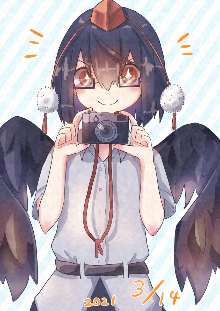 +_+ 1girl bangs belt bird_wings black_belt black_hair black_skirt black_wings blue_background buttons camera closed_mouth collared_shirt cowboy_shot dated eyebrows_visible_through_hair hair_between_eyes hat highres holding holding_camera looking_at_viewer multicolored multicolored_background one-hour_drawing_challenge pom_pom_(clothes) red_eyes red_headwear shameimaru_aya shirt short_hair short_sleeves signature skirt smile solo standing striped striped_background tokin_hat touhou v-shaped_eyebrows white_background white_shirt wings yuzuponpon_(yuzuponpon0817)