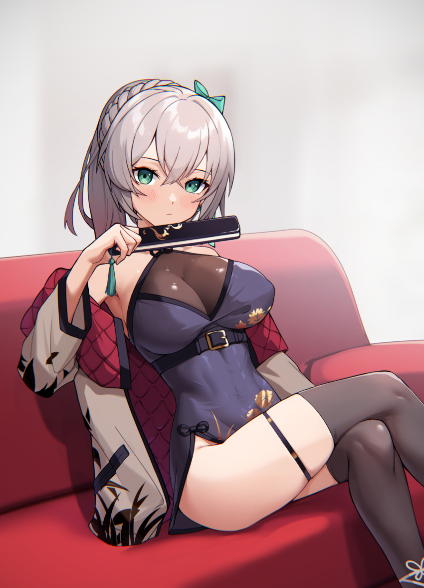 1girl absurdres belt black_belt black_legwear blush bow braid breasts closed_mouth commentary_request crossed_legs ett fan french_braid girls_frontline green_bow green_eyes grey_background hair_between_eyes hair_bow highres holding holding_fan korean_commentary large_breasts leg_garter looking_at_viewer lwmmg_(girls_frontline) short_hair silver_hair sitting solo thigh-highs thighs
