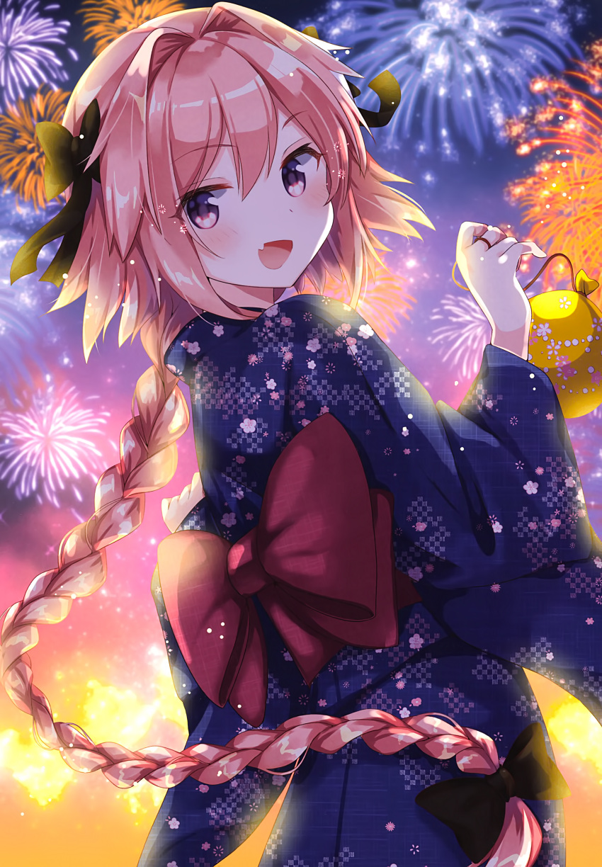 1boy absurdres astolfo_(fate) black_bow black_ribbon blush bow fate/apocrypha fate/grand_order fate_(series) fireworks from_behind gomano_rio hair_intakes highres japanese_clothes kimono looking_back male_focus multicolored_hair night night_sky pink_hair ribbon sash sky smile solo streaked_hair violet_eyes yukata