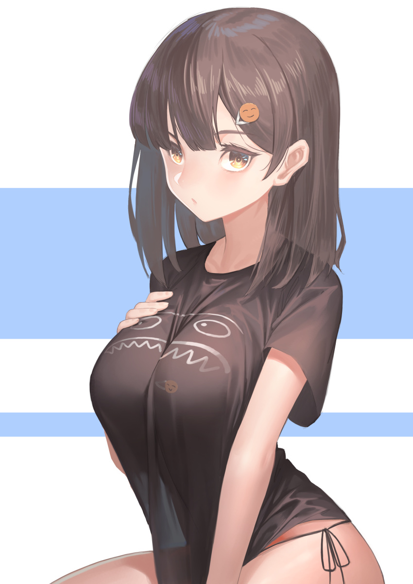 1girl absurdres bangs between_legs black_shirt blunt_bangs breasts brown_eyes brown_hair commentary eyebrows_visible_through_hair hair_ornament hairclip hand_between_legs hand_on_own_chest highres large_breasts looking_at_viewer medium_hair nanami_(virtuareal) panties parted_lips shirt short_sleeves side-tie_panties simple_background smiley_face solo striped striped_background t-shirt underwear virtuareal white_background yuuuuuuuuuuuuka